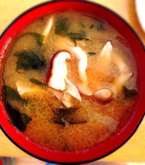 しおきのことわかめの味噌汁