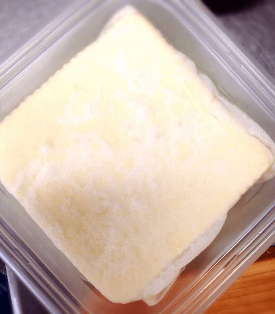 豆腐をキッチンペーパーで包みます