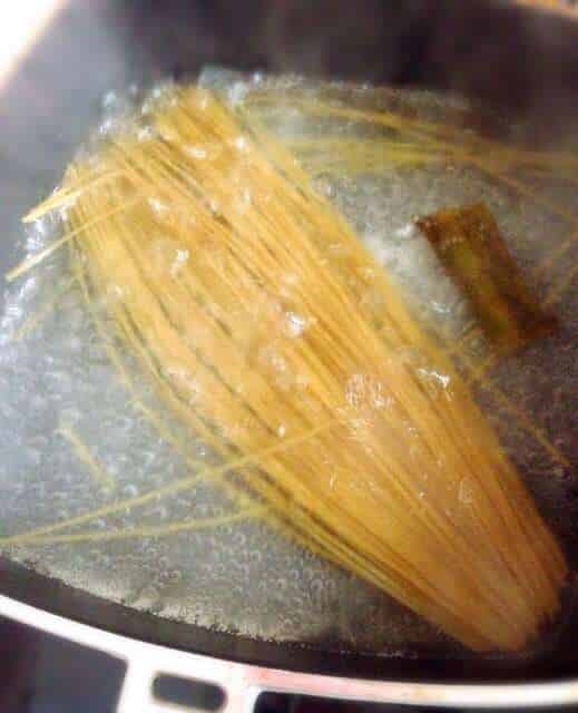 昆布と塩を加え、スパゲティを茹でます