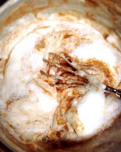 メレンゲとチョコレートを混ぜる