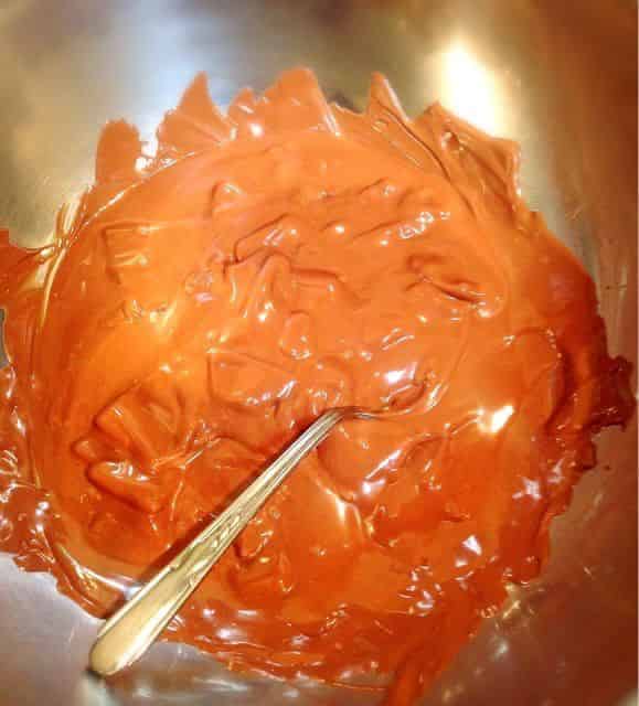 チョコレートを溶かす