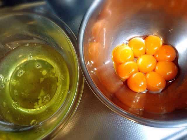 卵9個を卵黄と卵白に分ける