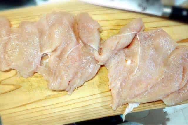 鶏胸肉を切り開く