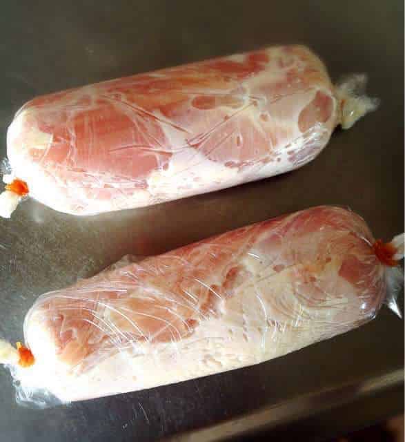 鶏胸肉をラップで包む