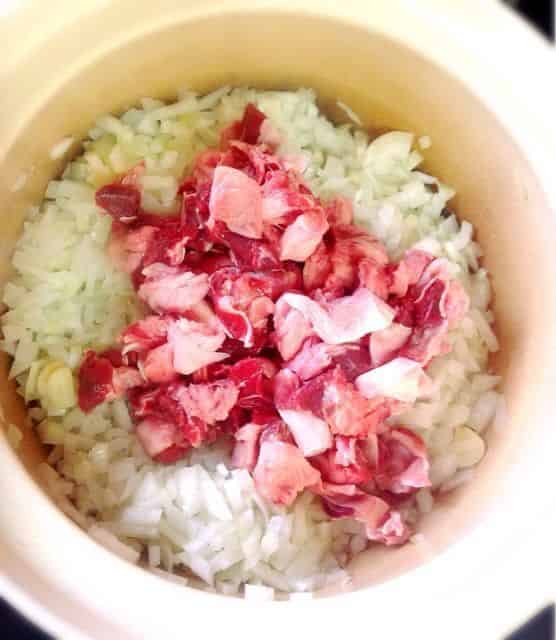 玉ねぎニンニク牛すじを炒めます