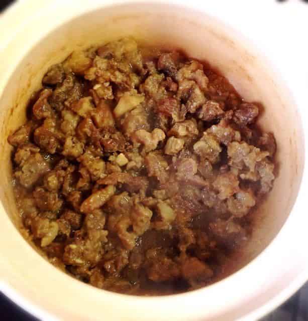 玉ねぎが茶色くなるまで炒めます