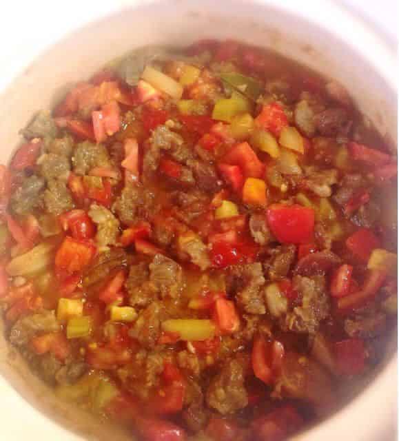 塩と昆布を加え蓋をして煮込みます