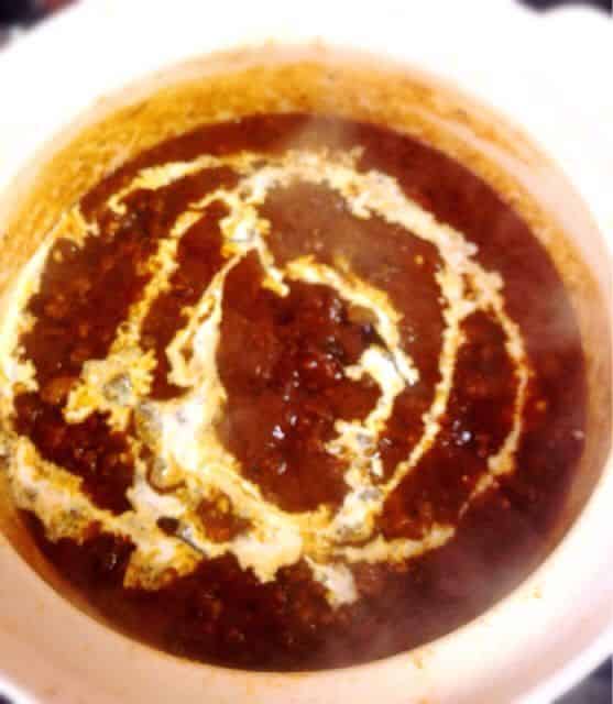 生クリームとカレー粉を加えます