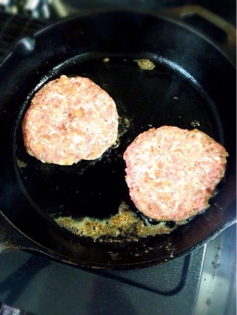ハンバーグを焼きます