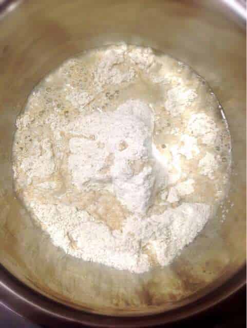 粉と酵母液を追加します