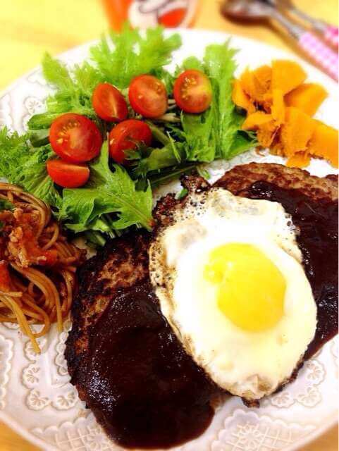 ハンバーグと目玉焼き