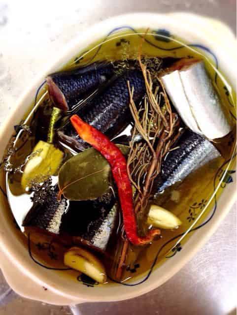 耐熱皿に秋刀魚とオイル、ハーブ類を詰めます