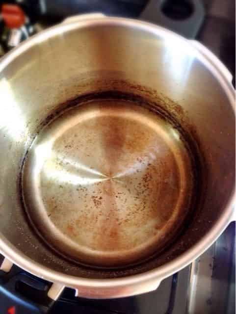 圧力鍋に水を入れます