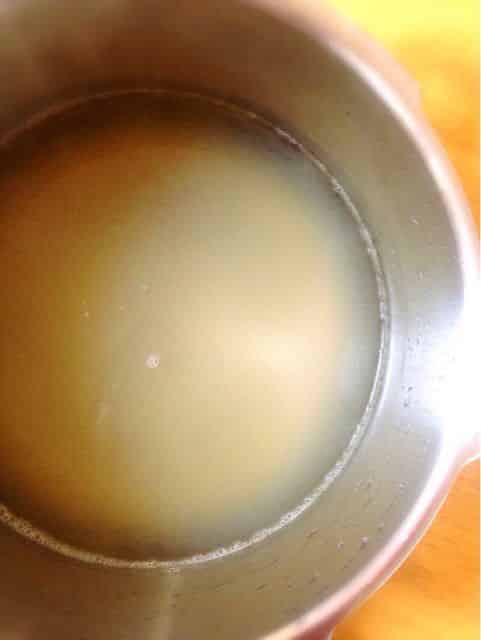 白っぽい鶏ガラスープ