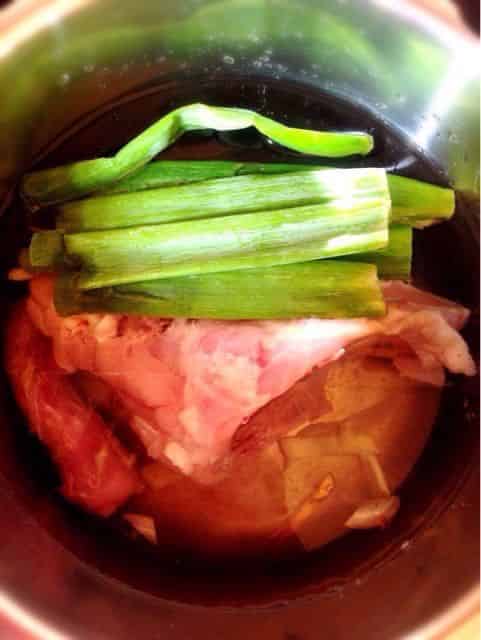 鶏がらとネギ、生姜。