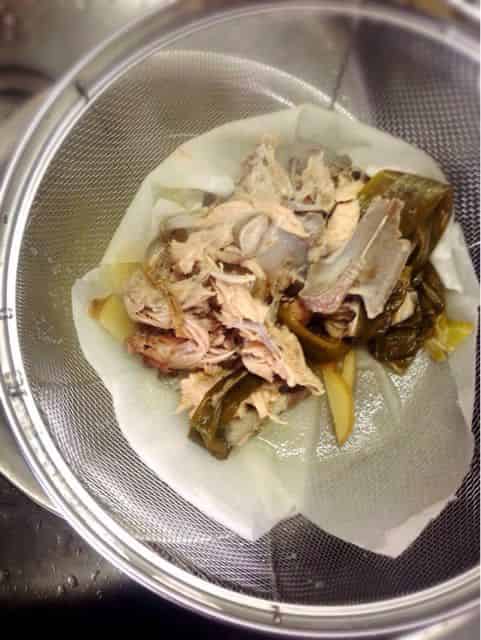 スープをざるで濾す