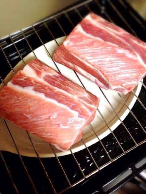 水と豚塊肉