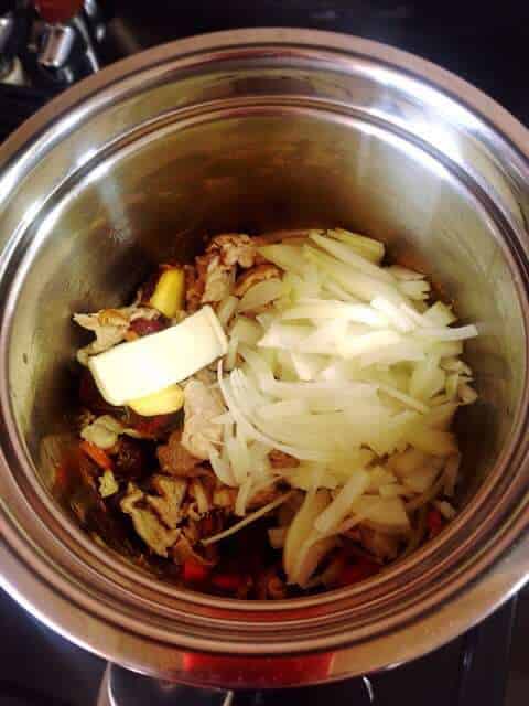 野菜を加え炒め合わせます
