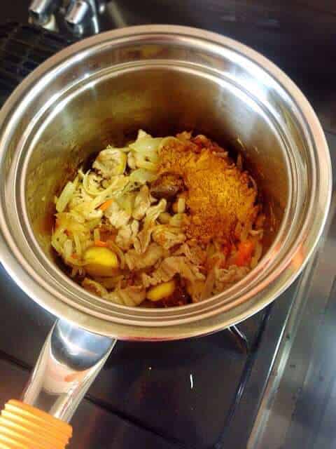 カレー粉を加えます
