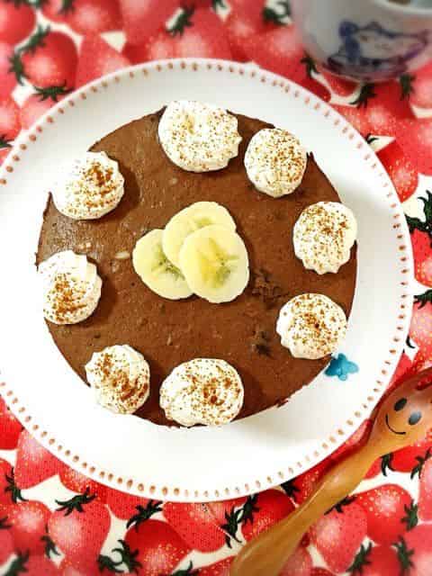 生クリームを絞ってココアパウダーを散らす