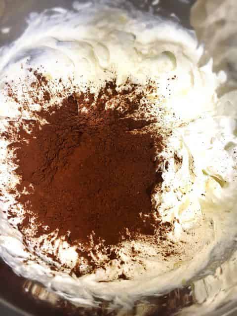 ココアパウダーを加える