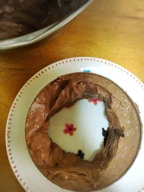 平らな皿などに置く