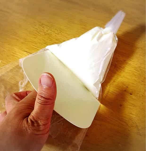 泡立てた生クリームを絞り袋に詰める