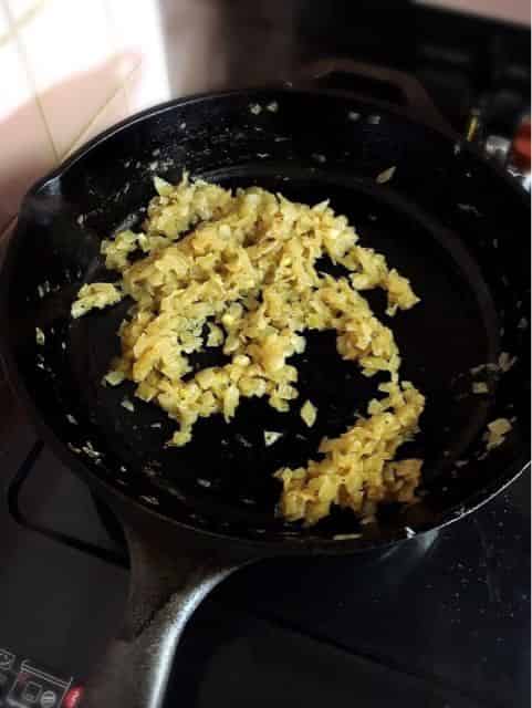玉ねぎを炒める
