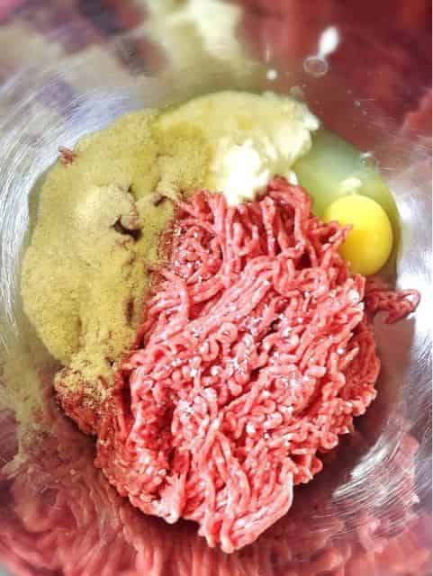 ハンバーグの材料を混ぜる