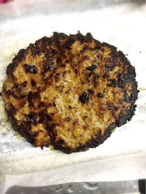 ハンバーグをトレーに取り出す