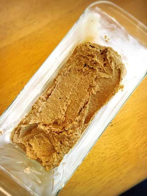 少量の生地を詰めて空気を抜く
