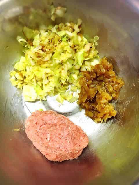 練った挽肉と玉ねぎとキャベツ