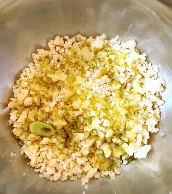 パン粉にオイルを絡ませる