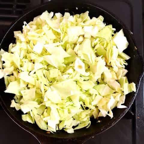 キャベツを炒める