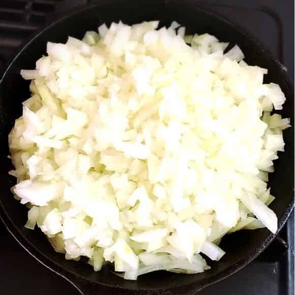 玉ねぎを炒める