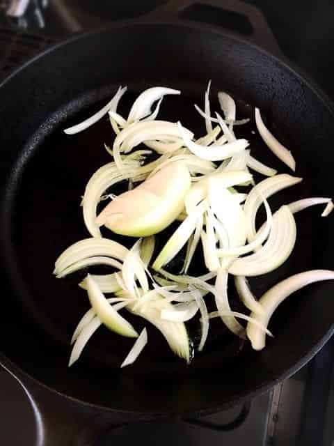 玉ねぎを炒めます