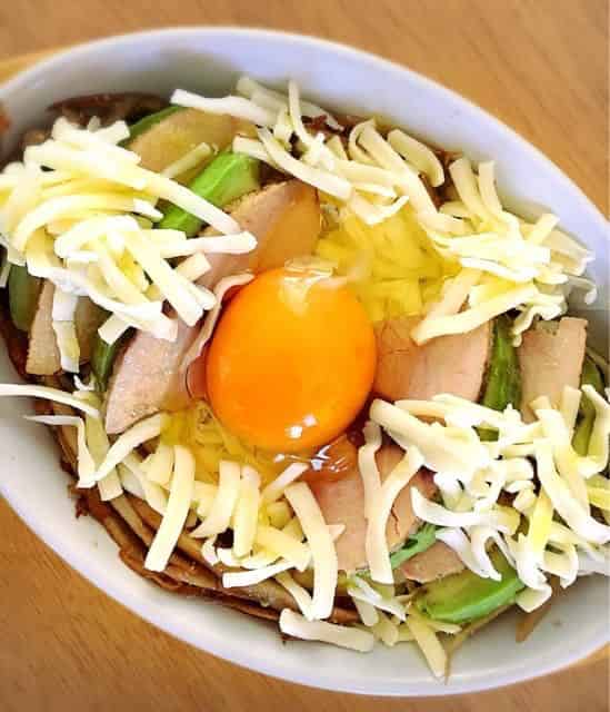アボカド、卵、チーズを乗せます