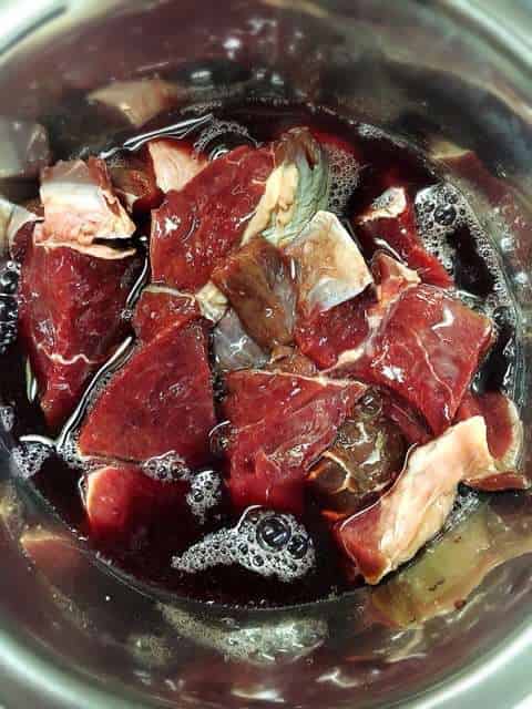 鹿肉を赤ワインに漬け込む