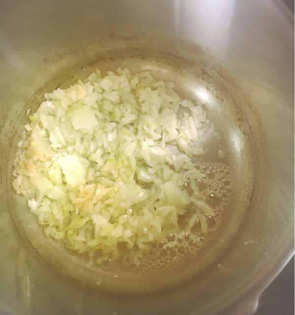 玉ねぎを炒める