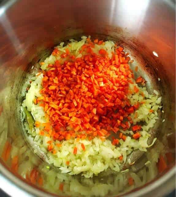 にんじんを炒める