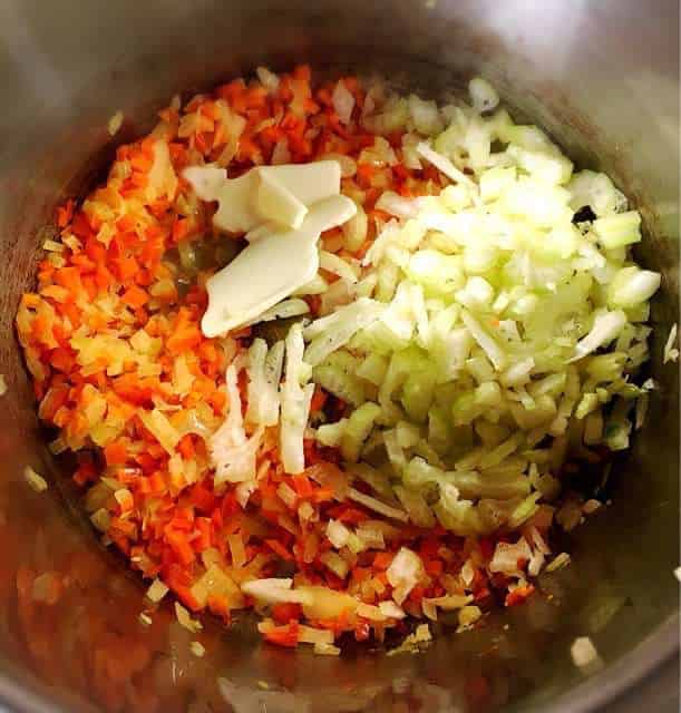 セロリを炒める