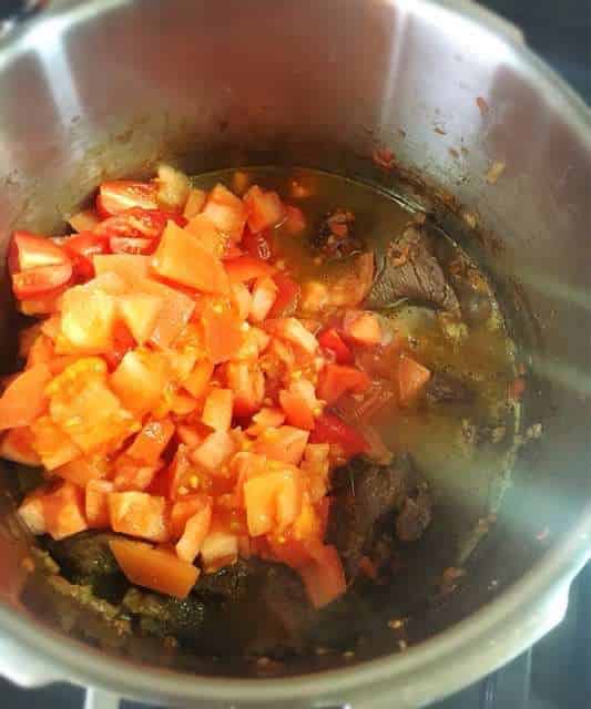 トマト、チキンスープを加える