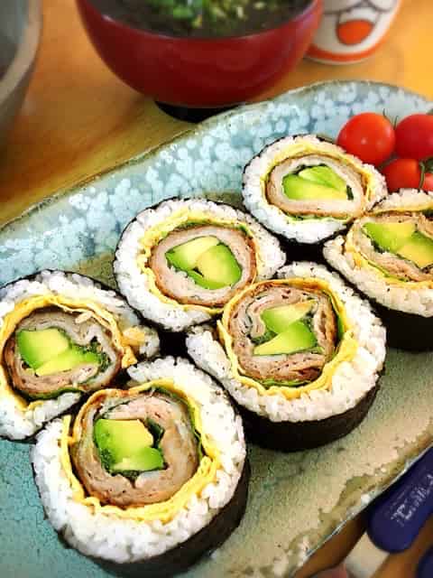 アボカド肉巻きの太巻き寿司