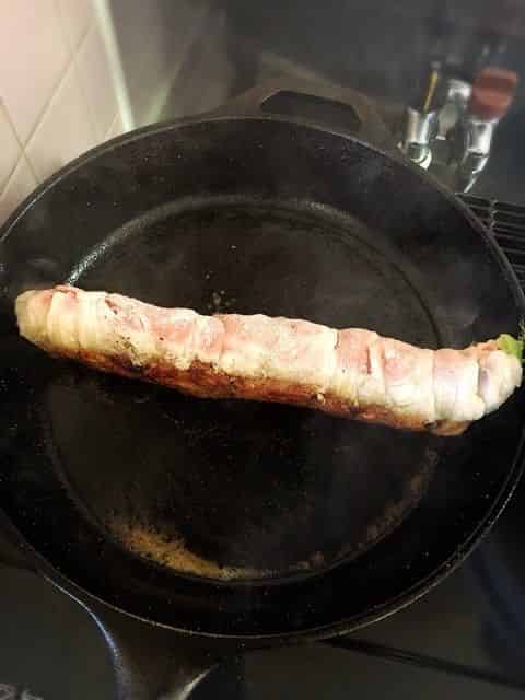 肉巻きに粉をまぶして焼く