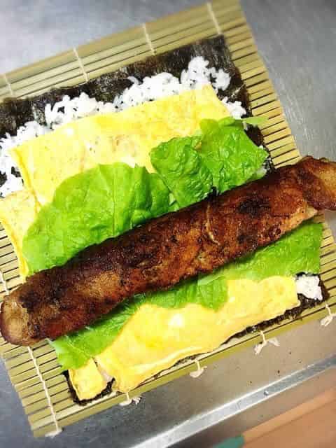 卵、サンチュ、肉巻きを乗せる
