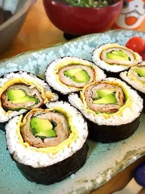 切ったアボカド肉巻き巻き寿司
