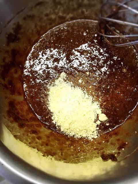 アーモンドパウダーを加えます