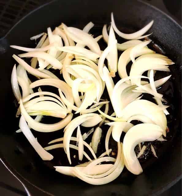 玉ねぎを炒めます