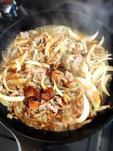 チャーシュー煮汁を加えます