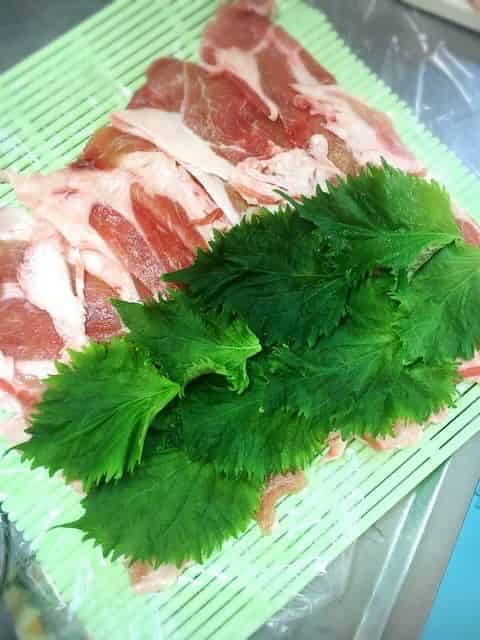 もう一度豚肉に大葉を並べます